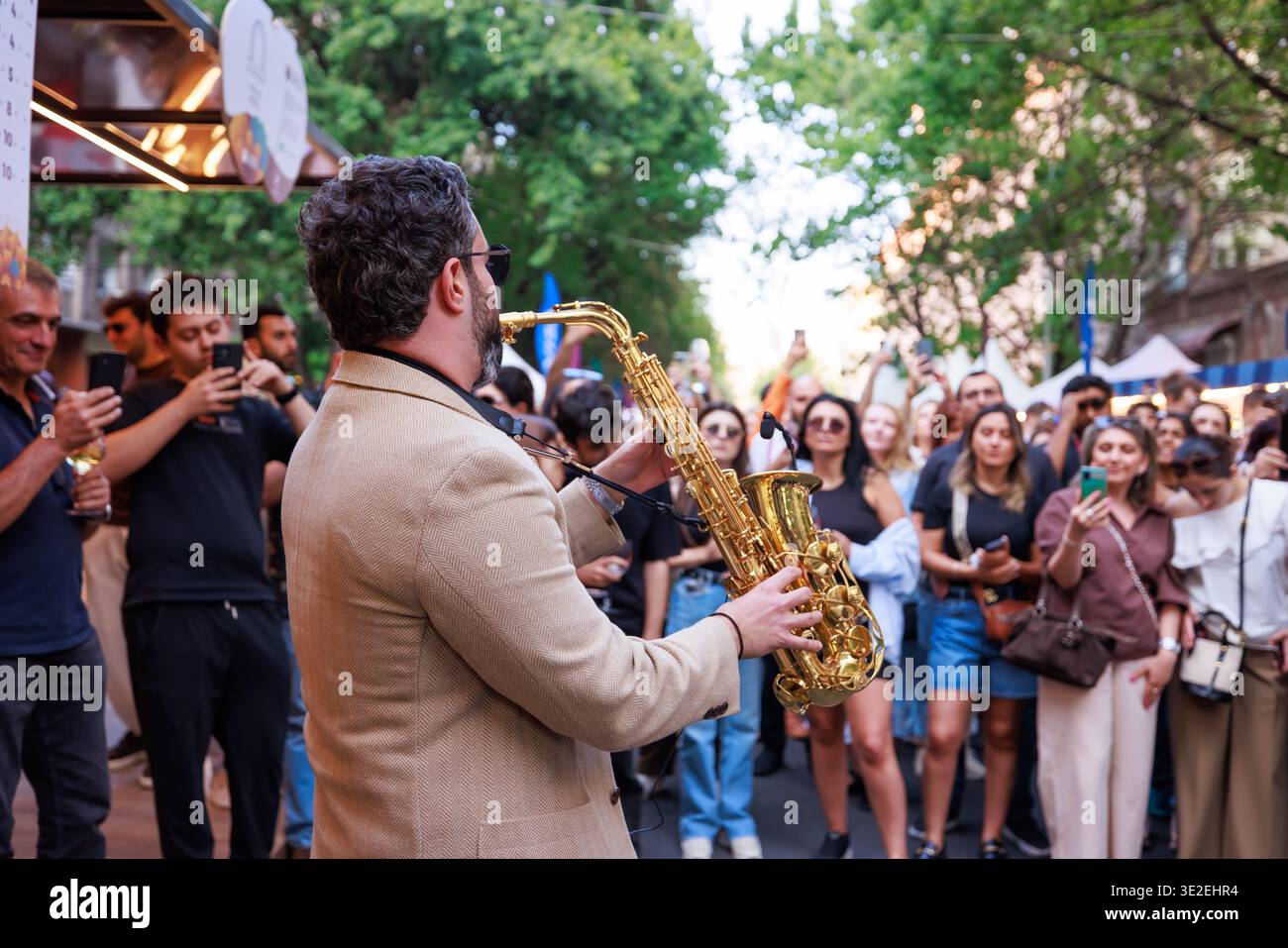 Beim Yerevan Wine Days Festival tritt Saxophonist für ein Publikum in Jerewan, Armenien auf. Stockfoto