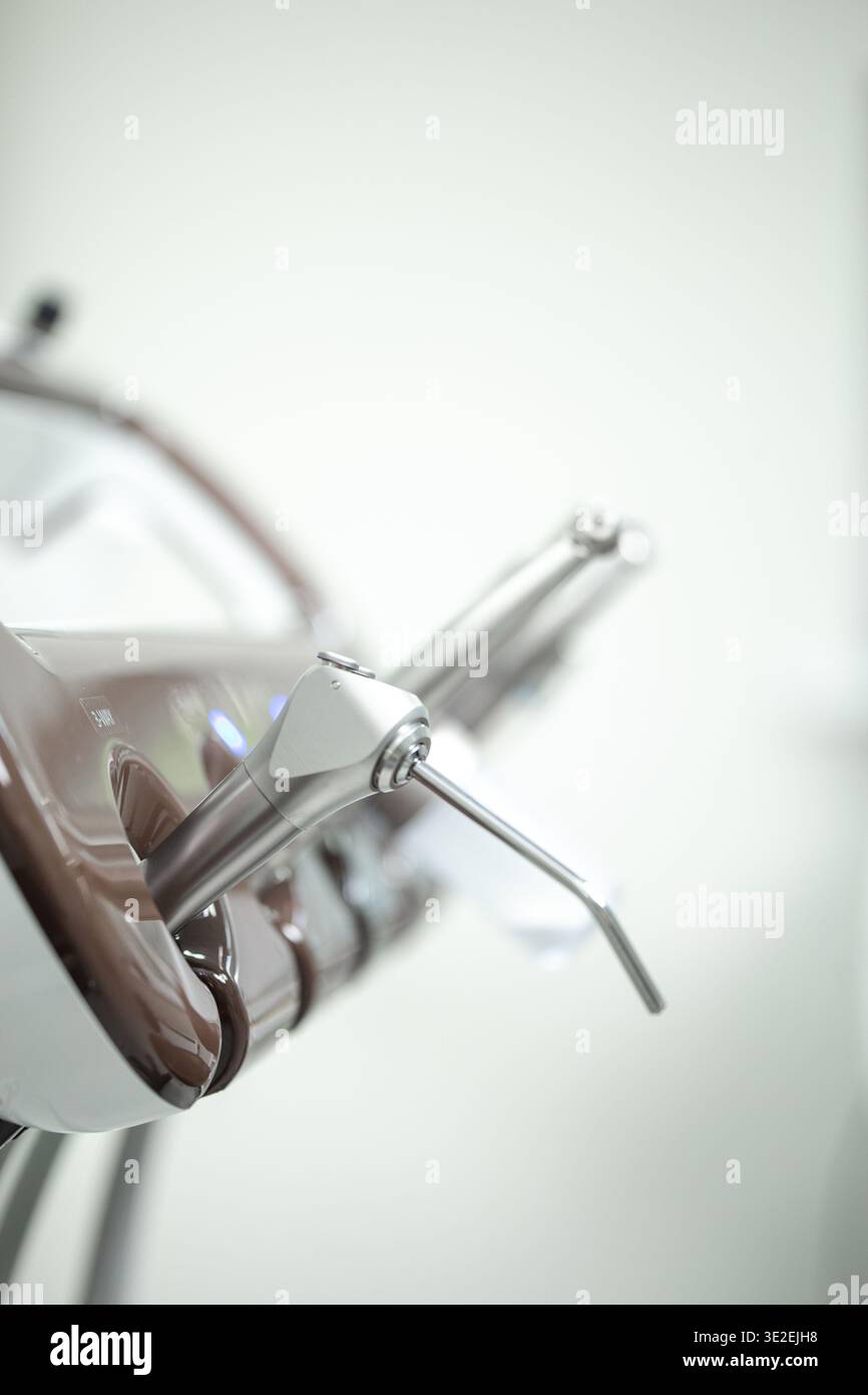 High-Tech-Dentalgeräte mit metallischen Aufsätzen und transparenten Komponenten für präzise Eingriffe. Ergonomisches Design und steriles weißes Backgr Stockfoto