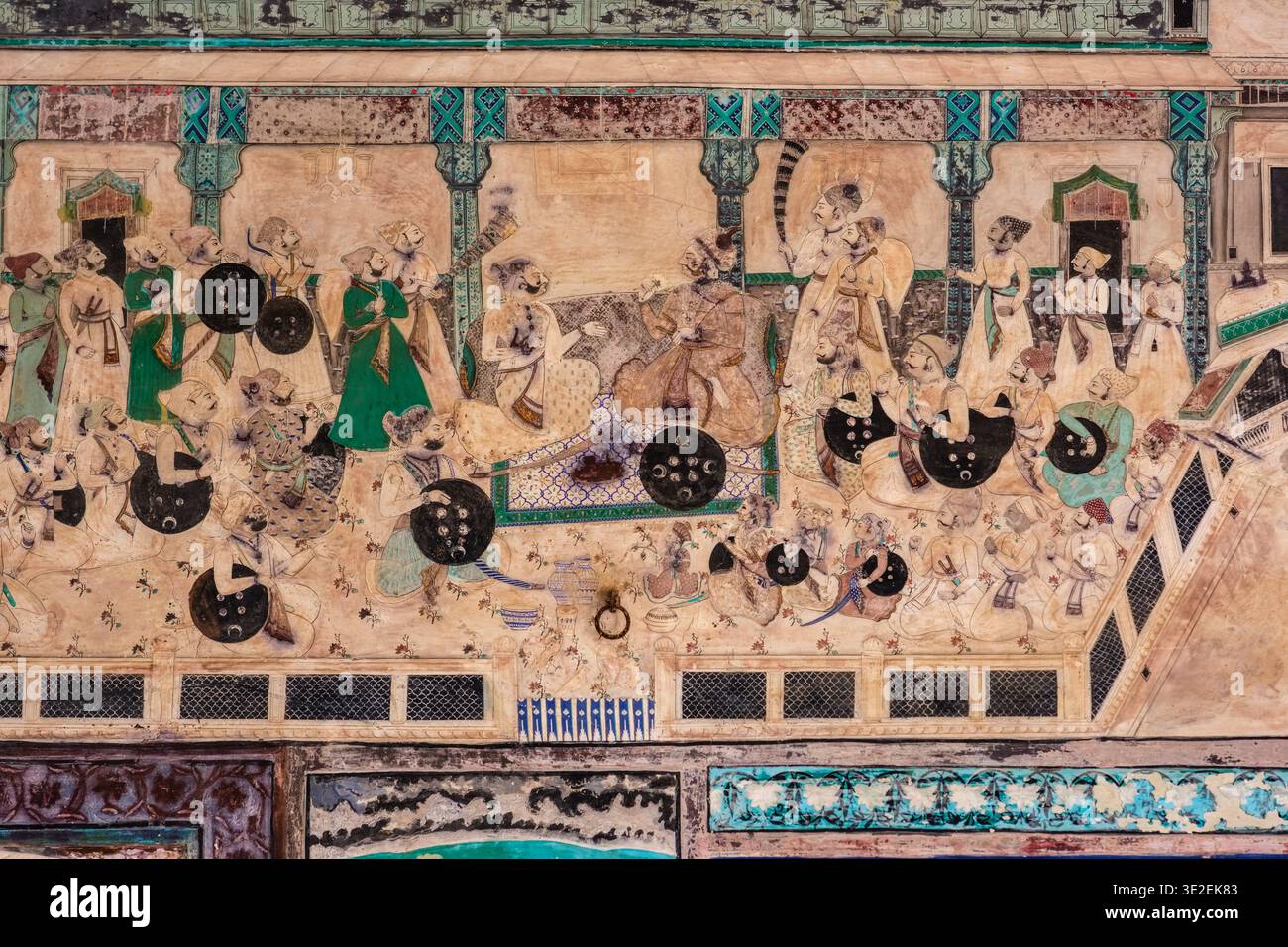 Ein komplexes Wandgemälde im Chitrashala von Bundi zeigt eine königliche Versammlung mit zahlreichen Figuren, die Schilde in einem Palaststil halten. Stockfoto
