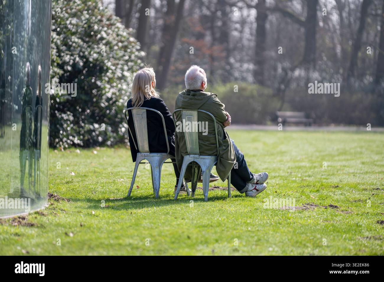 Antwerpen, Belgien, 8. März 2026: Seniorenpaar genießt den frühen Frühling an einem sonnigen sonntagnachmittag im Nachtegalenpark Middelheim in Antwerpen, Belgien Stockfoto