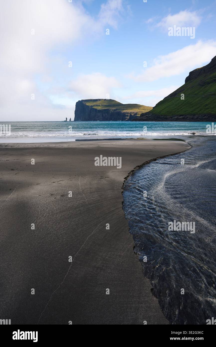 Strand mit Blick auf die Berge im Hintergrund Stockfoto