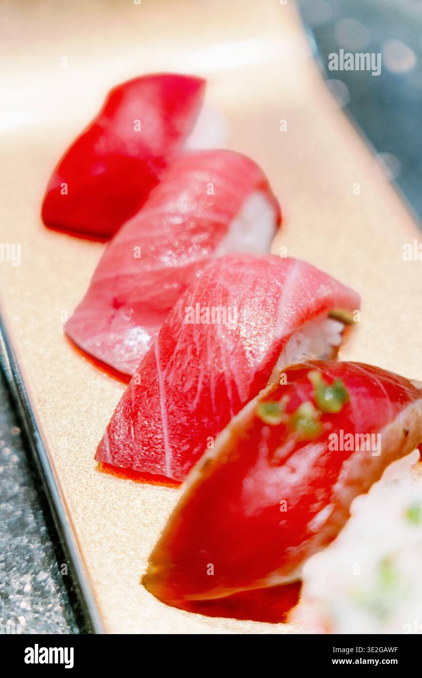 Sushi-Tablett mit Rotem Thunfisch in einem japanischen Sushi-Restaurant Stockfoto