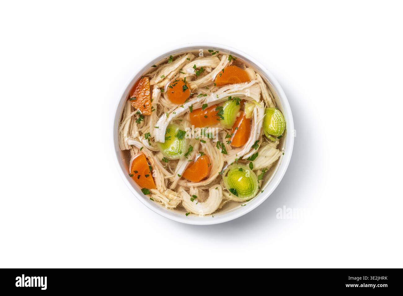 Hausgemachte Hühnersuppe in weißer Schüssel mit Karotten und Sellerie isoliert auf weißem Hintergrund Stockfoto