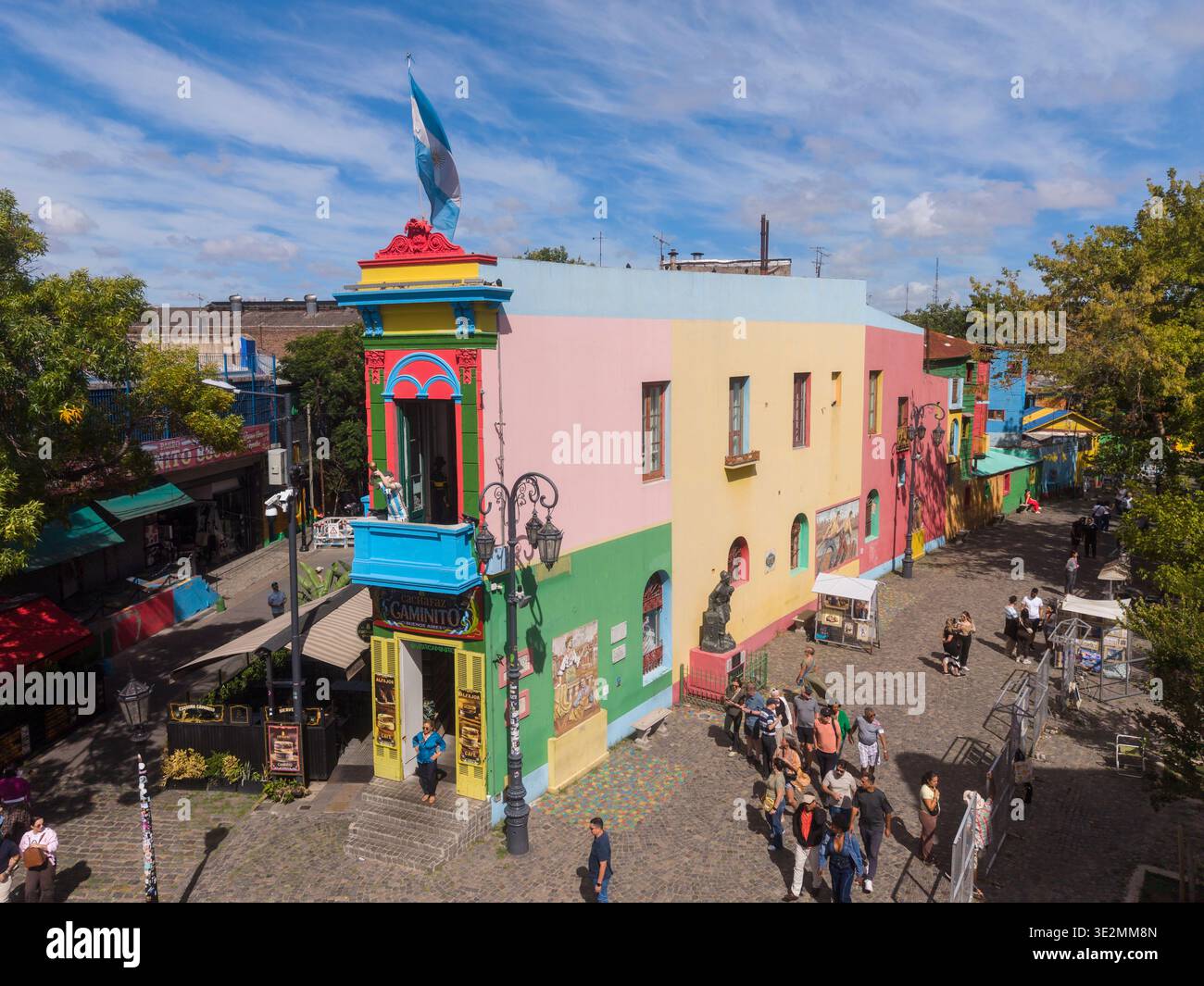 Wunderschöner Blick aus der Vogelperspektive auf das farbenfrohe Caminito-Gebäude in La Boca Stockfoto