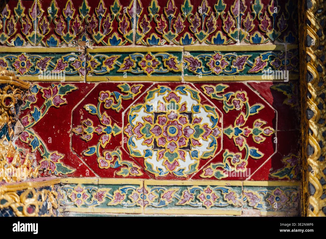 Verzierte thailändische Tempelwand mit Detail Grand Palace Bangkok Thailand Stockfoto