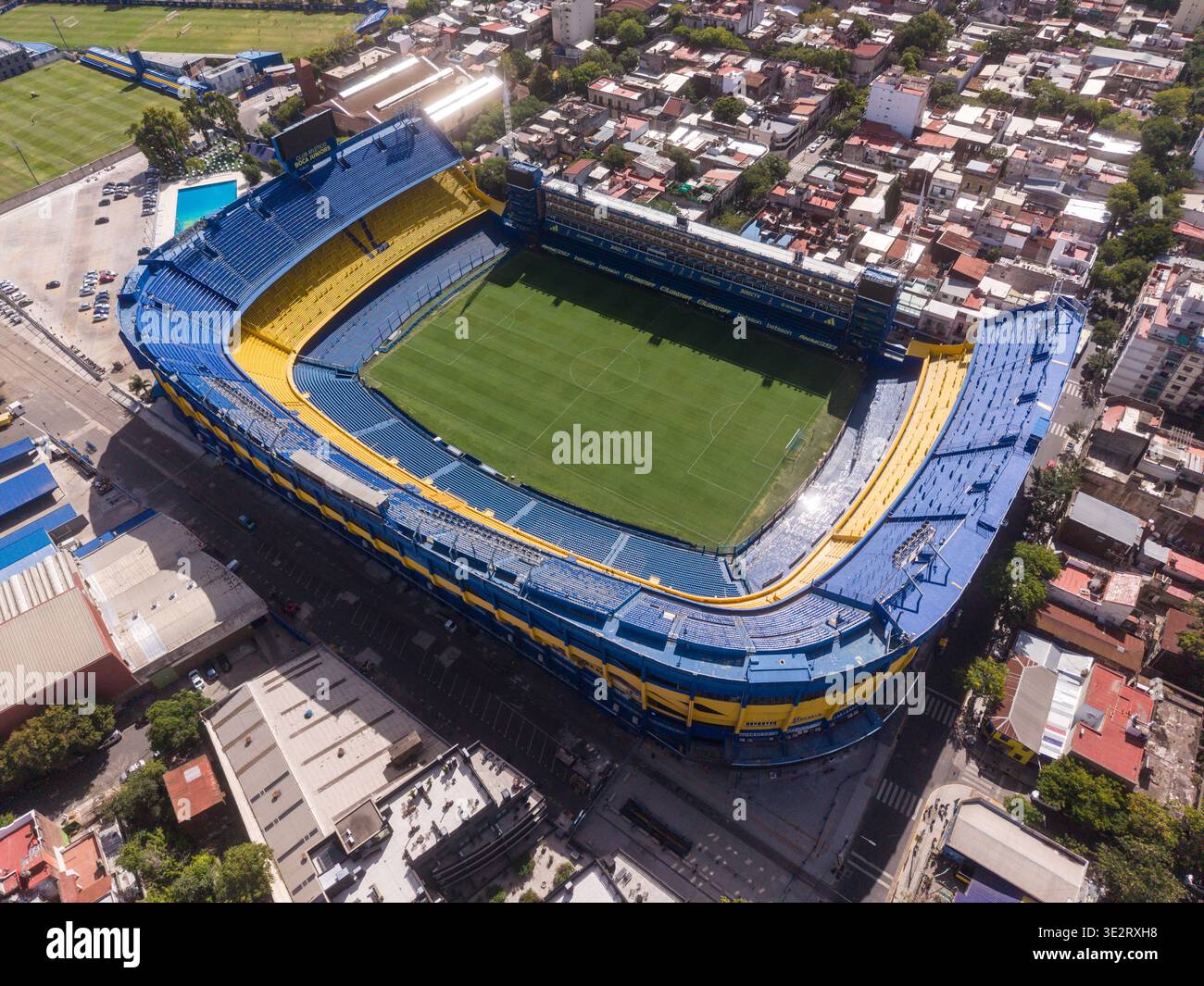 Wunderschöner Blick aus der Vogelperspektive auf den Fußballstadion La Bombonera (Boca Juniors) Stockfoto