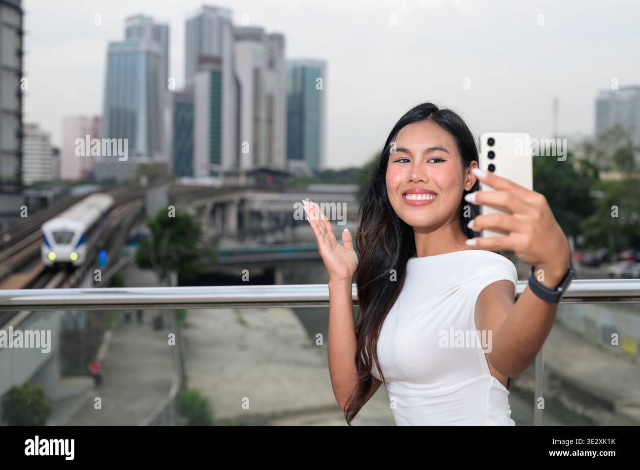 Schöne asiatische Touristenfrau, die Selfie in Kuala Lumpur City-Landschaft nimmt Stockfoto