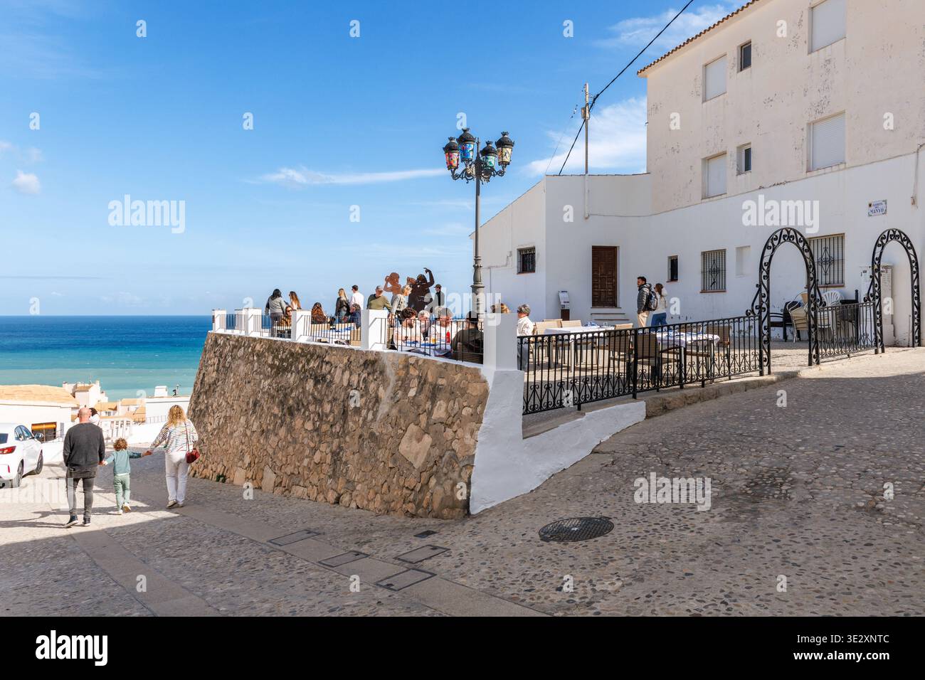 Familienspaziergang am Aussichtspunkt der Altstadt in Altea am 19. März 2026, Spanien Stockfoto