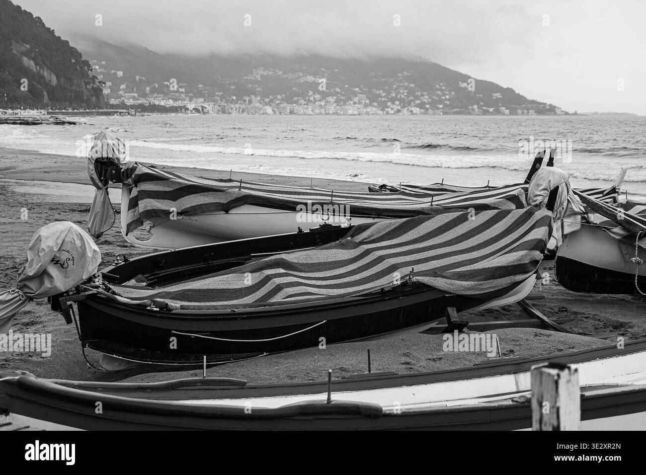 Die Boote fuhren im Winter am Strand ab Stockfoto