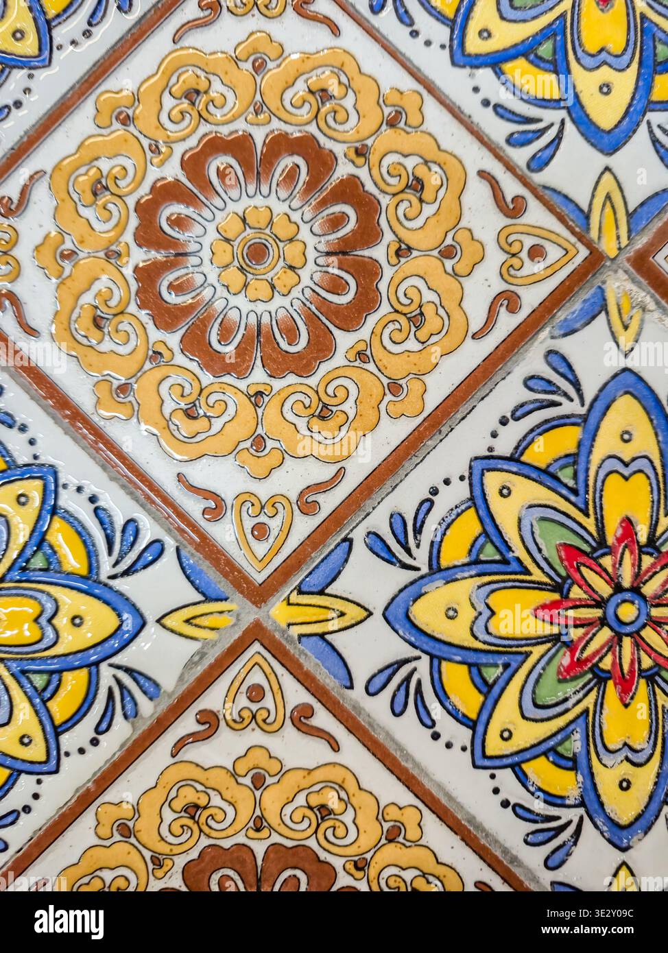 Nahaufnahme der dekorativen Talavera-Fliesen mit detaillierten Blumenmotiven und geometrischen Elementen in einem sich wiederholenden Muster Stockfoto