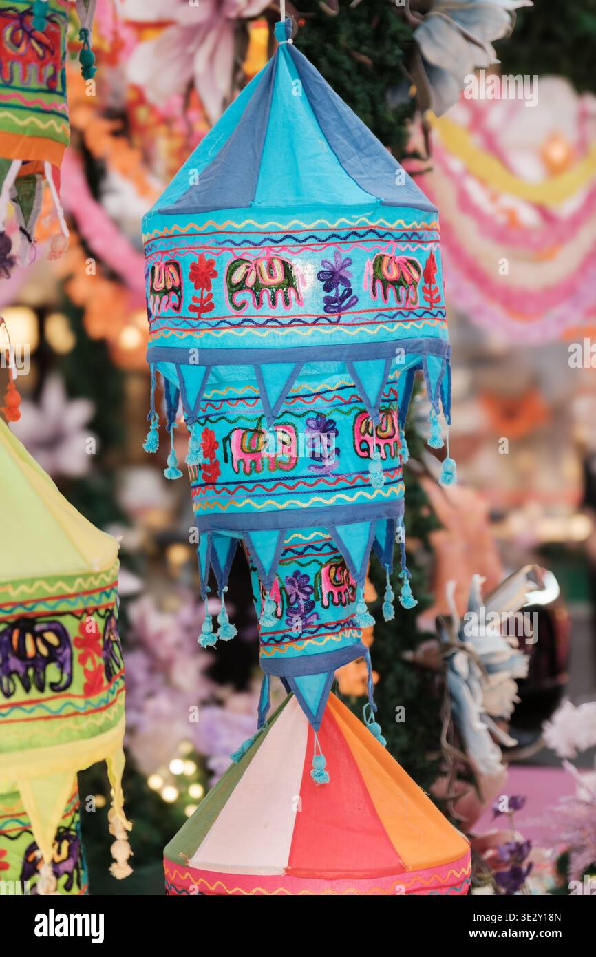 Deepavali verfügt über farbenfrohe Laternen mit Elefantenmustern und komplizierten Designs. Helle Blau- und Orangetöne erleuchten die festliche setti Stockfoto