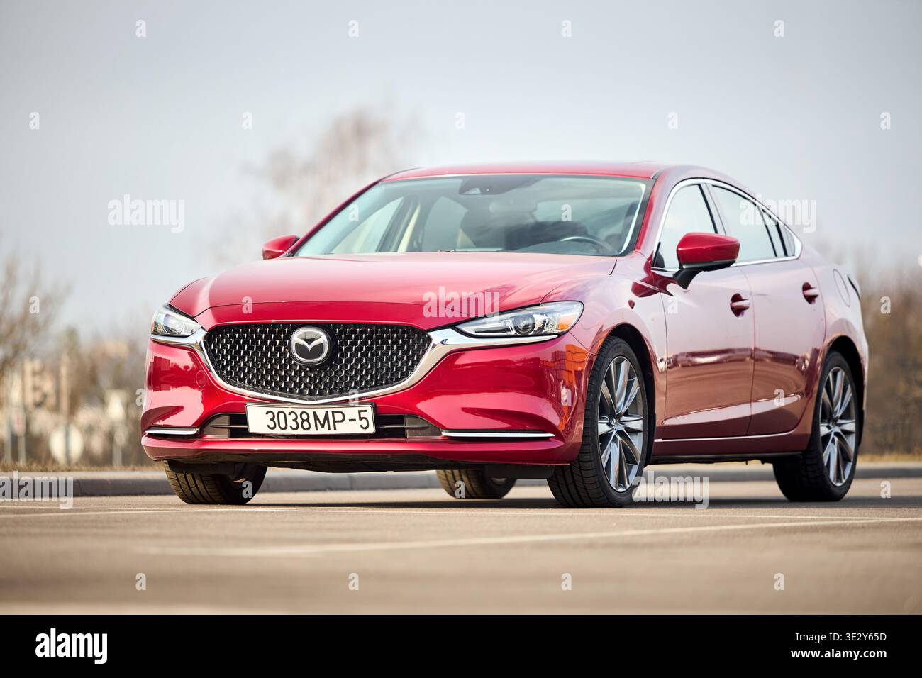 Minsk, Weißrussland - 17. März 2026: Mazda 6 GL oder Mazda Atenza dritte Generation 2018-2021 Vorderansicht über urbanen Hintergrund Stockfoto