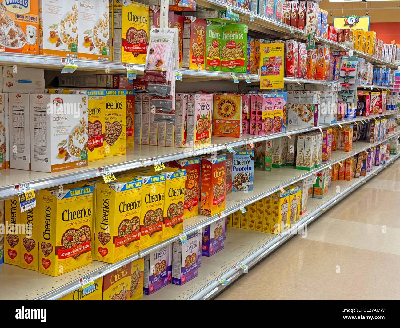 Die riesige Auswahl an Produkten in einem Supermarkt. Stockfoto