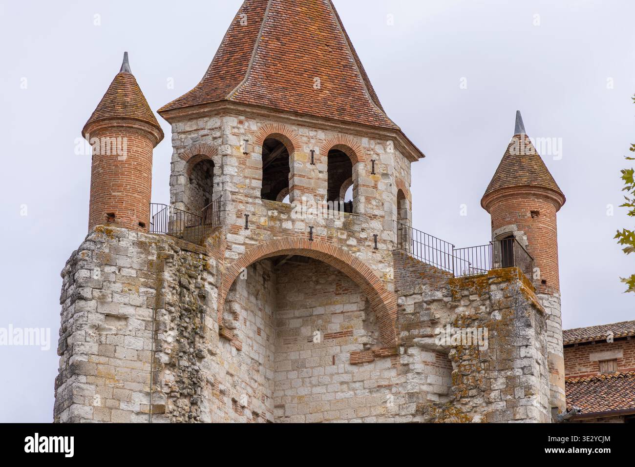 Auvillar historische architektonische Details mit Steinmauern, gekacheltem Dach und spitzen Backsteintürmen Stockfoto