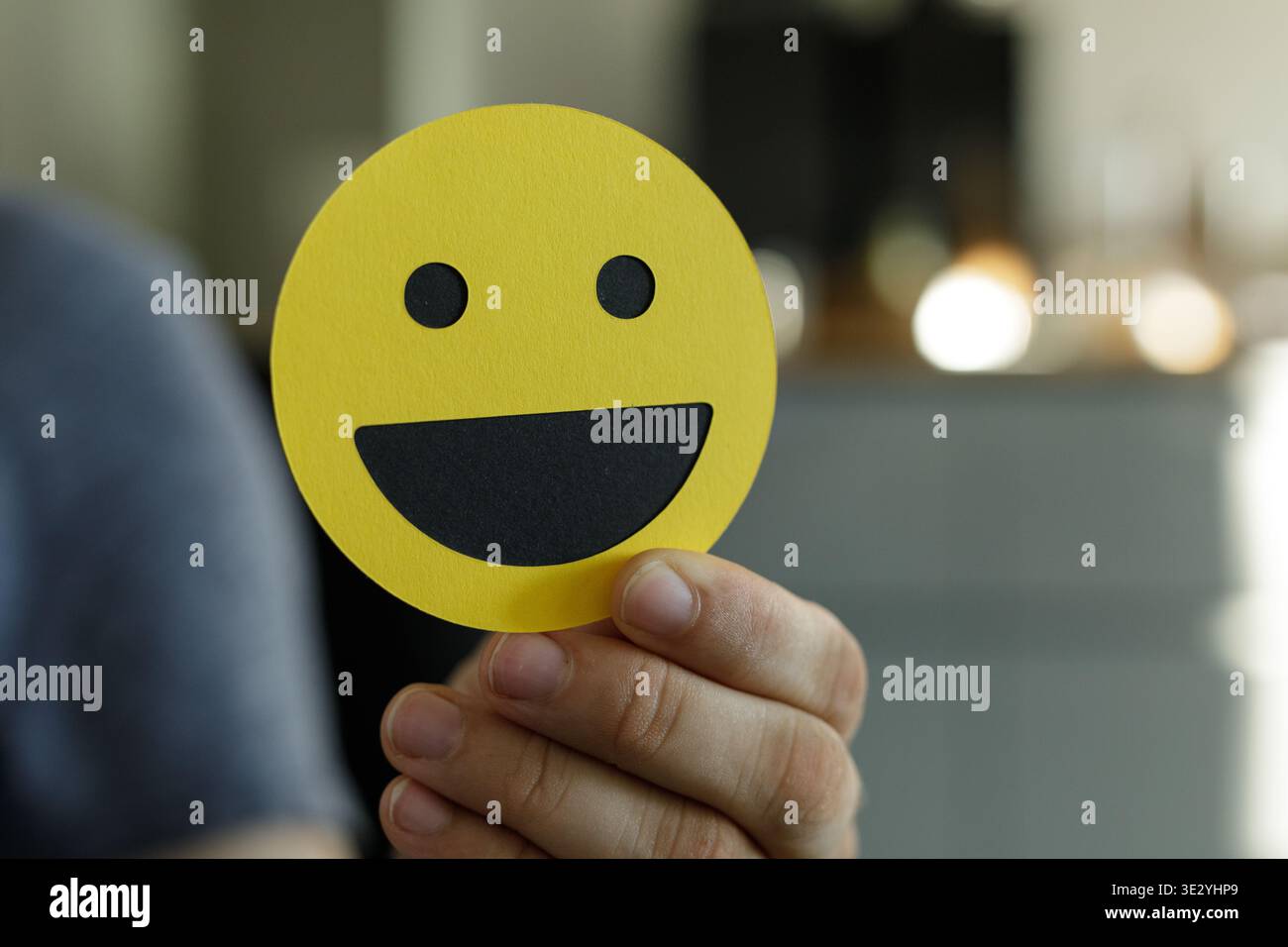 Glückliche Person Mit Smiley Gesichtskarte Stockfoto