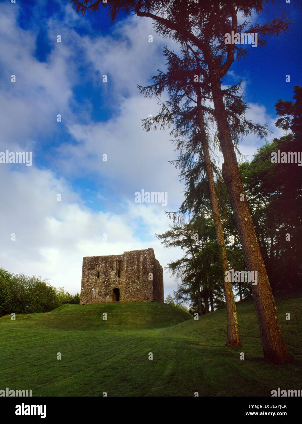 Lydford Castle, Devon, England, Vereinigtes Königreich, ein normannischer Turm von 1194 für königliche Gefangene: „Das früheste Beispiel für einen zweckbestimmten Knast in England“. Stockfoto