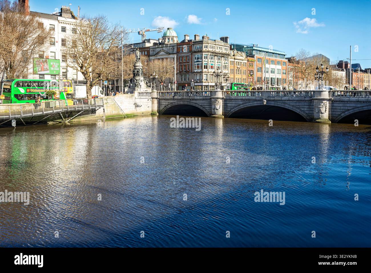 Die O'Connell Bridge und der Fluss Liffey im Stadtzentrum von Dublin mit einer traditionellen Busüberfahrt an einem sonnigen Tag. Stockfoto