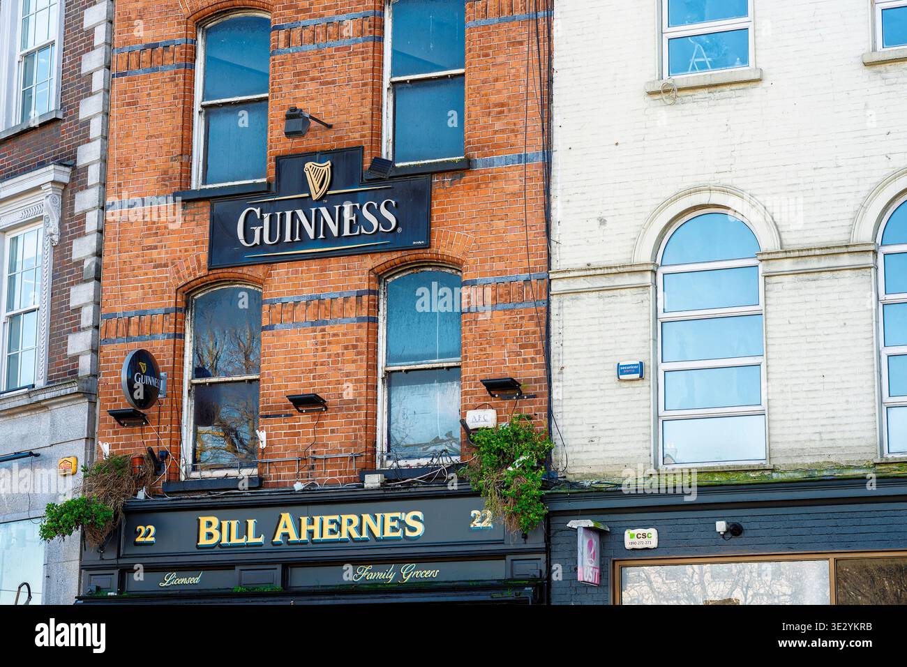 Nahaufnahme der historischen Bar Bill Aherne mit klassischem Mauerwerk und Guinness-Branding in Dublin Irland. Stockfoto