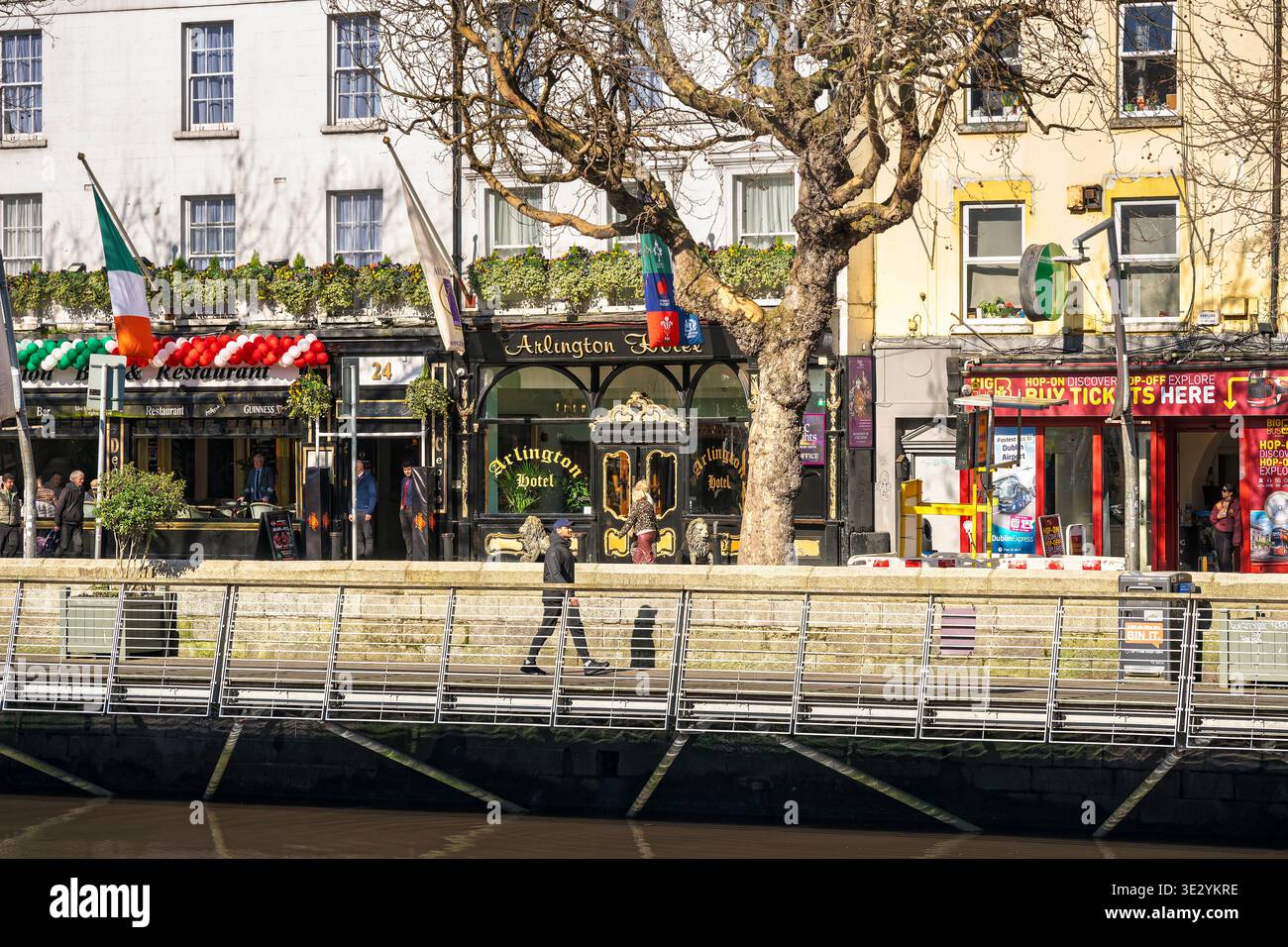 Fassade des historischen Dubliner Gebäudes und Hoteleingang mit Blick auf den Fluss Liffey an einem sonnigen Tag. Stockfoto