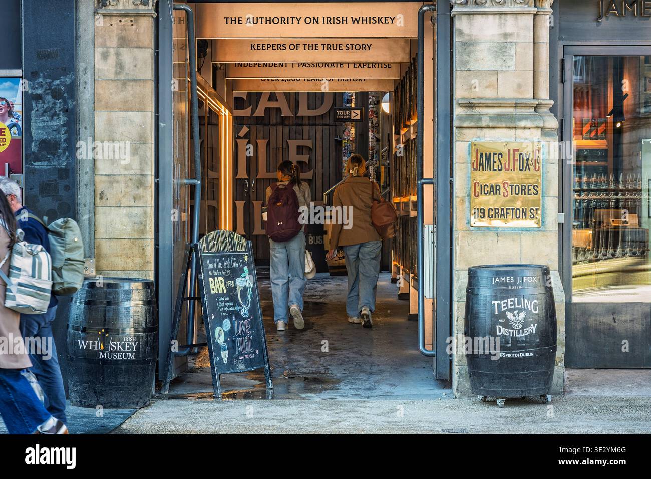 Eintritt zum Irish Whiskey Museum im Stadtzentrum von Dublin mit Touristen, die in das historische Gebäude gehen. Stockfoto