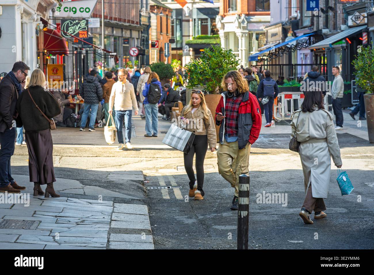 Überfüllte Fußgängerzone der South Anne Street im Stadtzentrum von Dublin mit Einkaufsmöglichkeiten und Cafés im Freien. Stockfoto