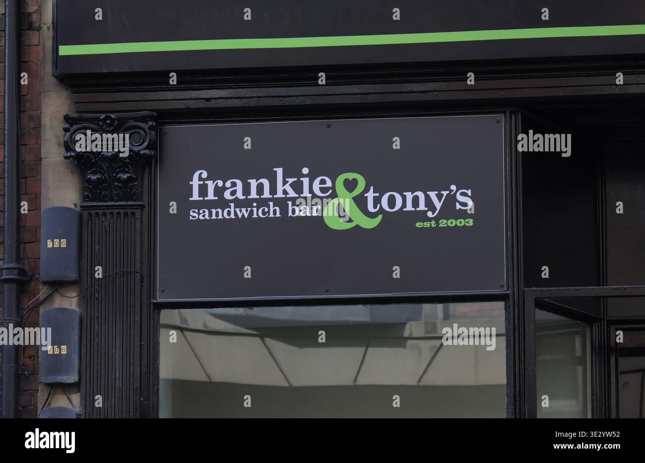 Die Leute versammeln sich in einer Schlange vor der Sandwich-Bar Frankie und Tonys in der Dean Street in Newcastle Quayside. Die Menge wartet geduldig darauf, Sandwiches an der beliebten Stelle zu kaufen, die für ihren schnellen Service und verschiedene Auswahl bekannt ist. Die Atmosphäre ist lebhaft, während die Kunden warten. Im Hintergrund sind verschiedene Gebäude zu sehen, die die städtische Umgebung von Newcastle darstellen. Diese Szene fängt den Alltag in der Stadt an einem geschäftigen Tag im März 2026 ein. Stockfoto