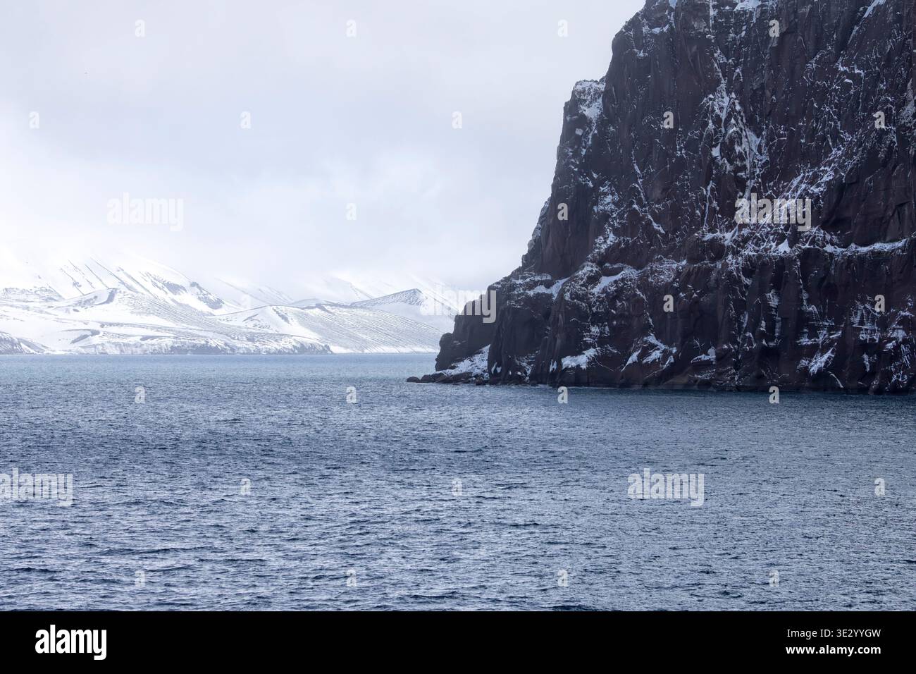 Schmaler Eingang namens Neptun's Bellows zur Whaler's Bay, einer früheren Walfangstation. Täuschungsinsel, südlicher Shetland-Archipel Stockfoto