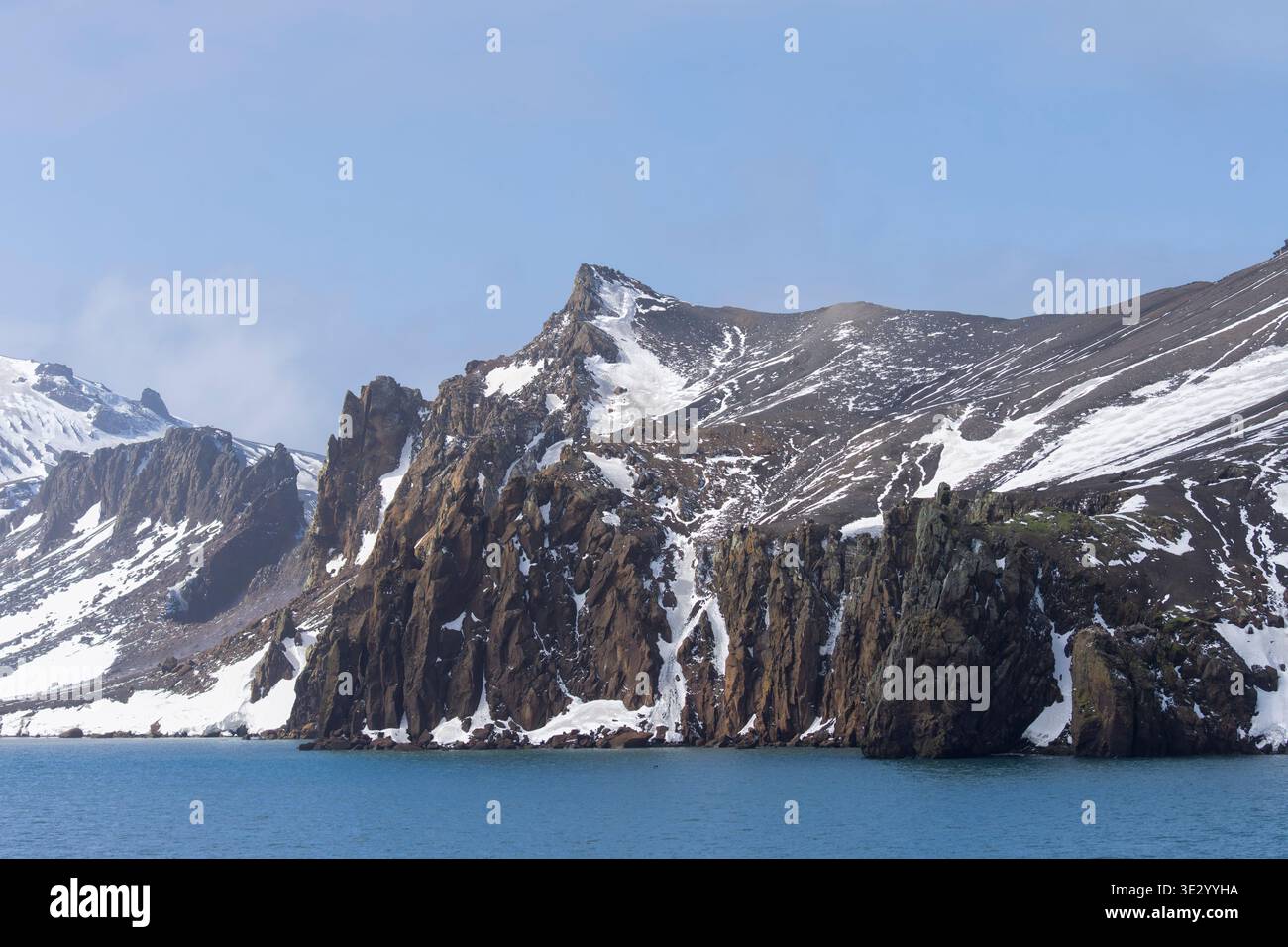 Schmaler Eingang namens Neptun's Bellows zur Whaler's Bay, einer früheren Walfangstation. Täuschungsinsel, südlicher Shetland-Archipel Stockfoto