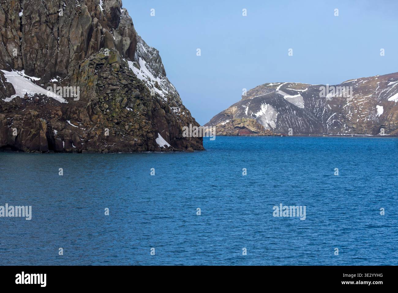 Schmaler Eingang namens Neptun's Bellows zur Whaler's Bay, einer früheren Walfangstation. Täuschungsinsel, südlicher Shetland-Archipel Stockfoto