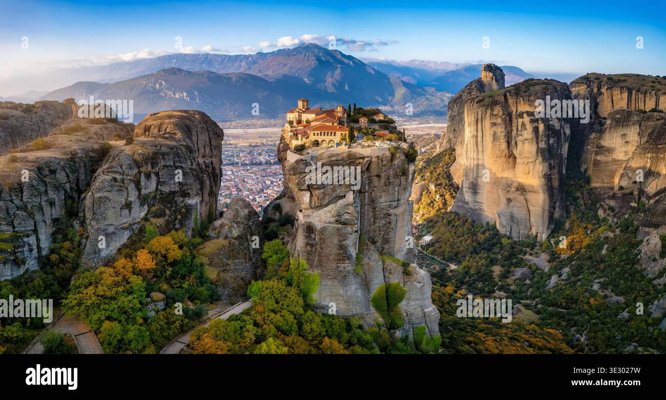 Panoramablick auf die Meteora Berge mit dem Kloster Agia Triada auf einer Klippe hoch über dem Tal, Griechenland Stockfoto