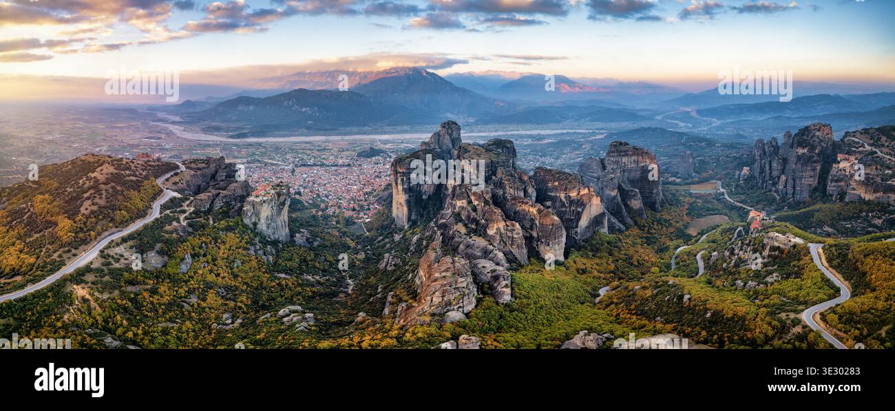 Panoramablick auf die Berge von Meteora mit der Stadt Kalabaka im Tal und berühmten Klöstern auf den steilen Klippen, Griechenland Stockfoto