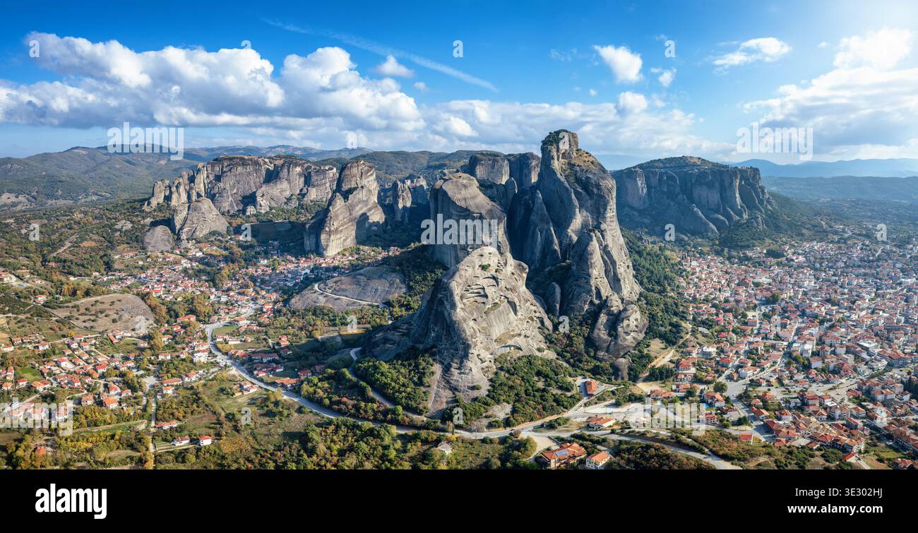 Panoramablick auf die Berge von Meteora, Kalampaka, Griechenland, mit dem kleinen Dorf Kastraki und Sonnenschein Stockfoto