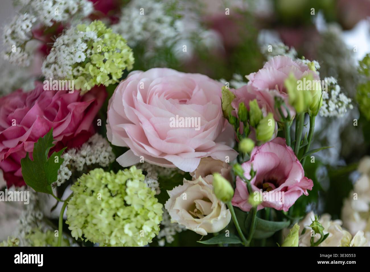 Weiches pastellfarbenes Blumenstrauß mit Rosen und Ranunkeln, romantisches Blumenarrangement, zarter Hochzeitsstil. Stockfoto