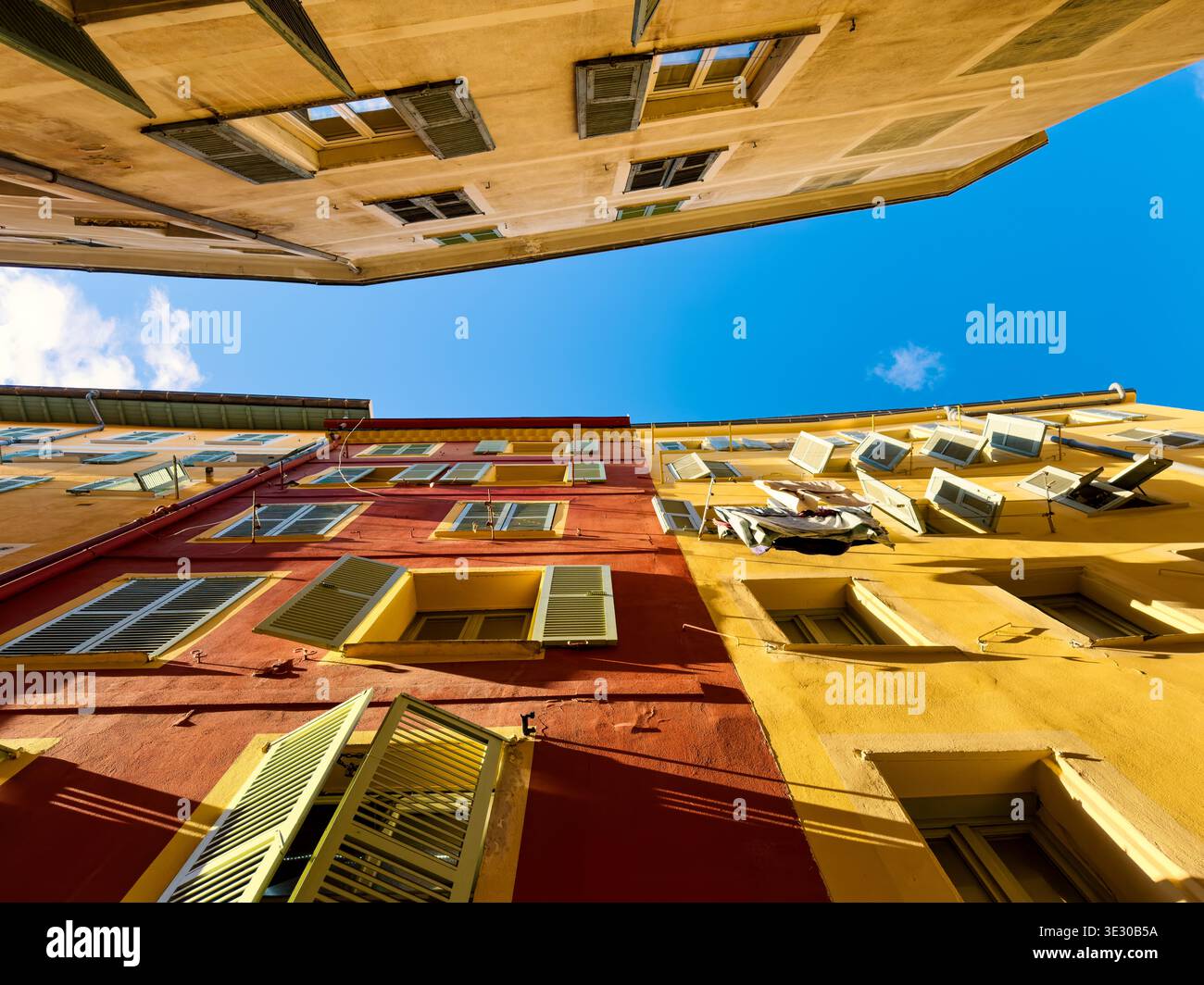 Blick auf die farbenfrohen roten und gelben Altstadthäuser in der Golden Hour – Vieux Nice, Côte D’Azur, Frankreich Stockfoto