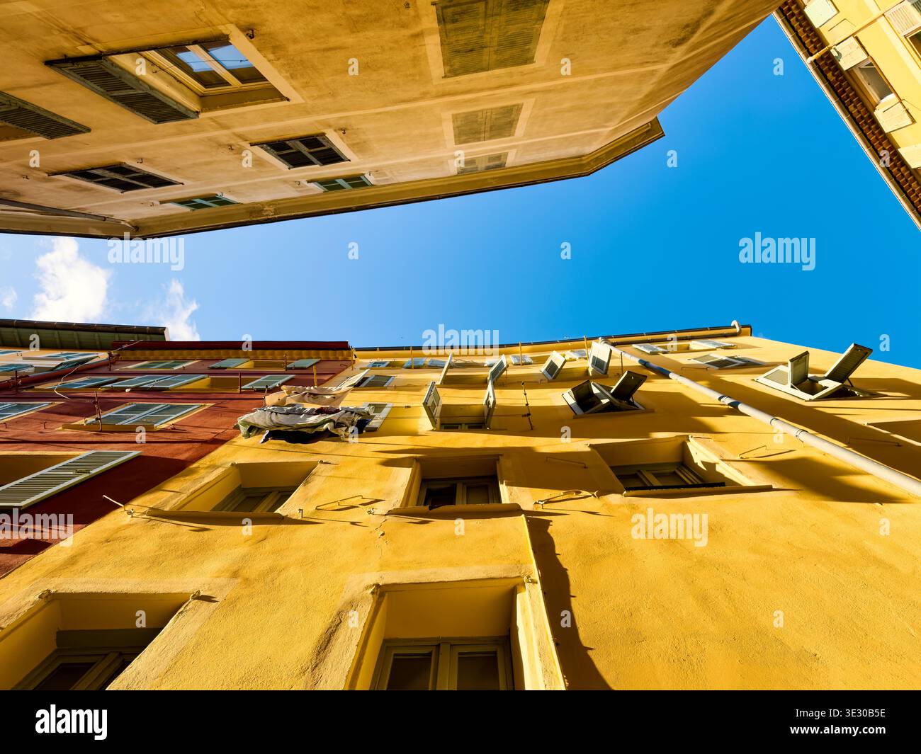 Blick Auf Mediterrane Fassaden Und Fensterläden Bei Warmem Sonnenschein – Vieux Nice, Französische Riviera, Frankreich Stockfoto