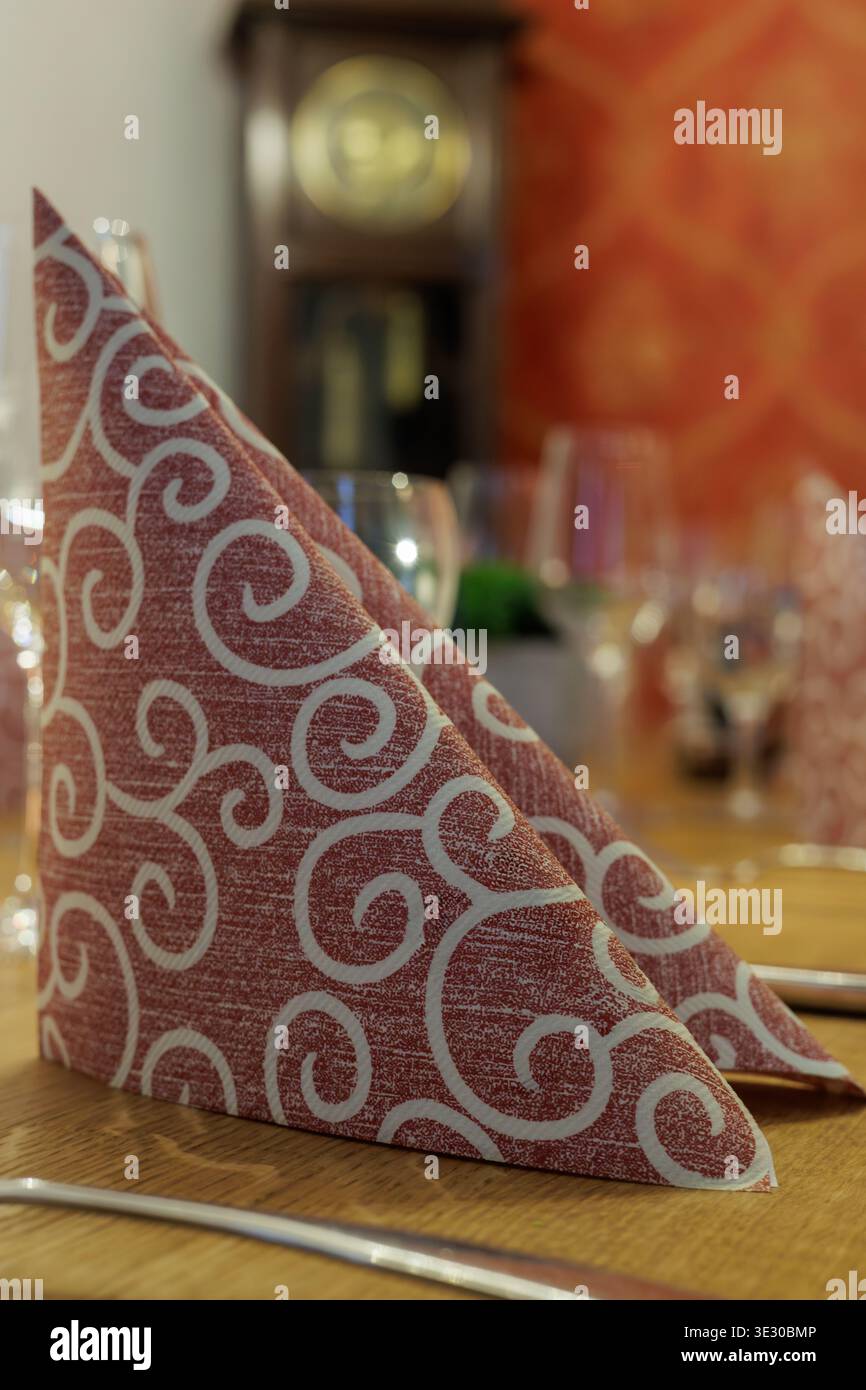 Gefaltete Dekorative Serviette auf dem Tisch des Restaurants Stockfoto