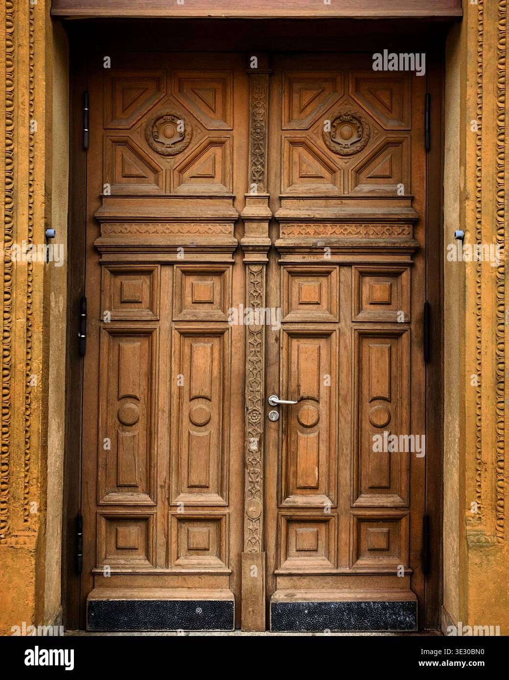 Verzierte Doppeltür aus Holz im historischen Gebäude Stockfoto