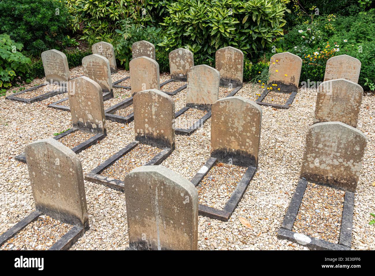 Der Pets Cemetery in Polesden Lacey, ein edwardianisches Haus in Great Bookham in der Nähe von Dorking, Surrey, England Stockfoto