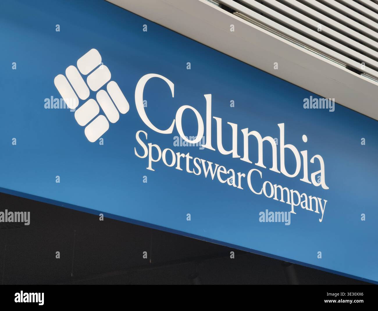 Prag, Tschechische Republik, 20. März 2026 – Außenansicht der Schilder und des Logos des Columbia Stores in einem Einkaufszentrum. Redaktionelle Fotografie eines Einzelhandels Stockfoto