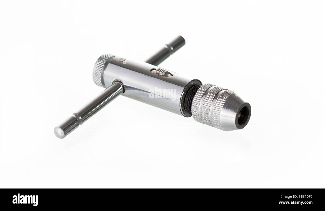 Ratschenschlüssel mit Quergriff zum Gewindeschneiden isoliert auf weißem Hintergrund. Industriewerkzeug aus Chrom-Metall. Stockfoto