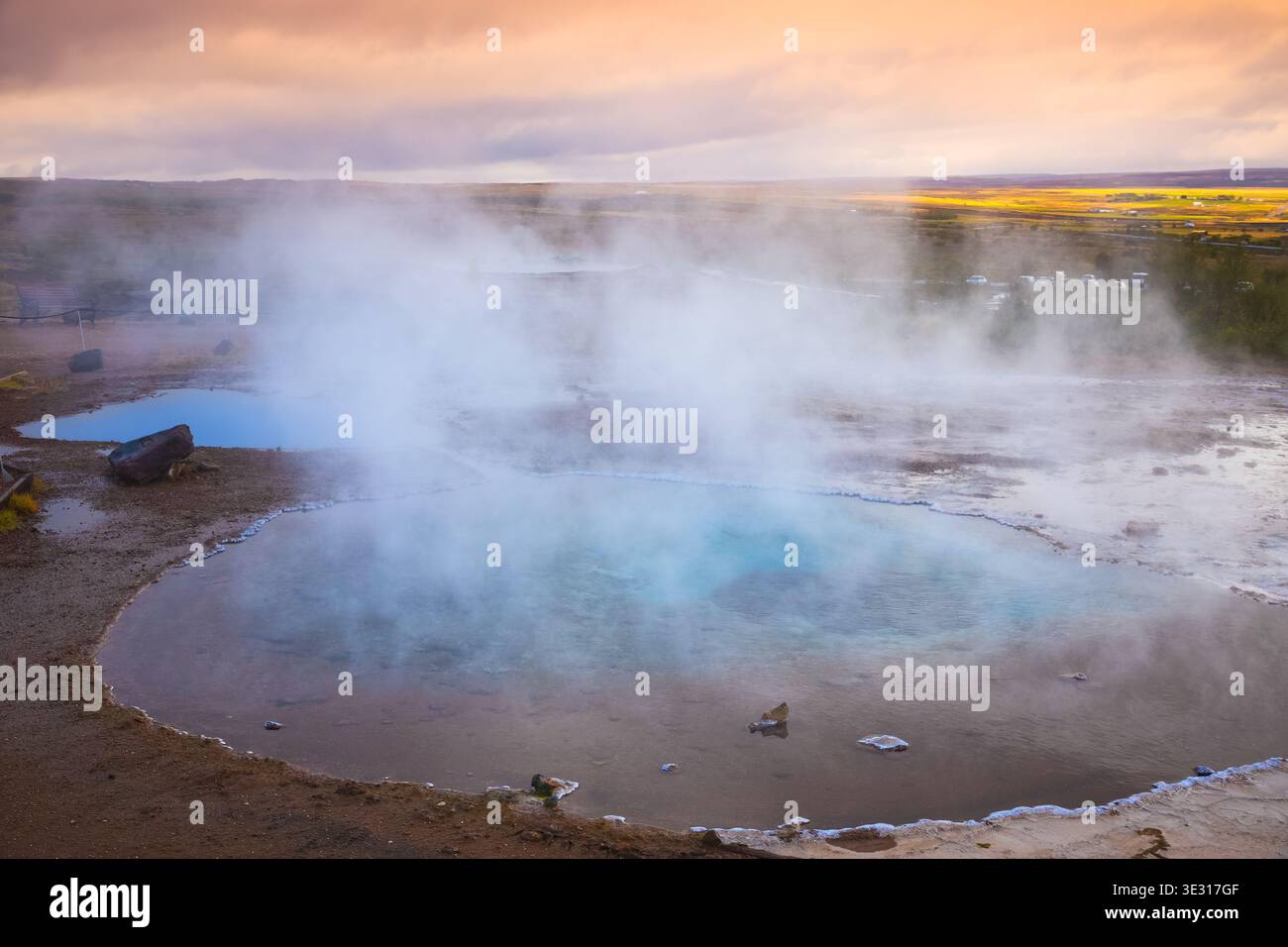 Blesi Geysir ruht während des Sonnenuntergangs im Südwesten Islands Stockfoto