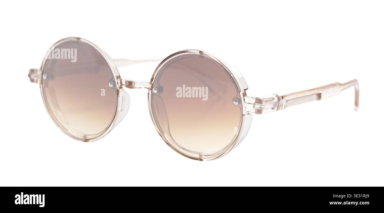 Elegante runde Sonnenbrille mit transparentem Rahmen und dezenten Gläsern mit Farbverlauf, fotografiert auf weißem Hintergrund. Leicht und respektvoll Stockfoto