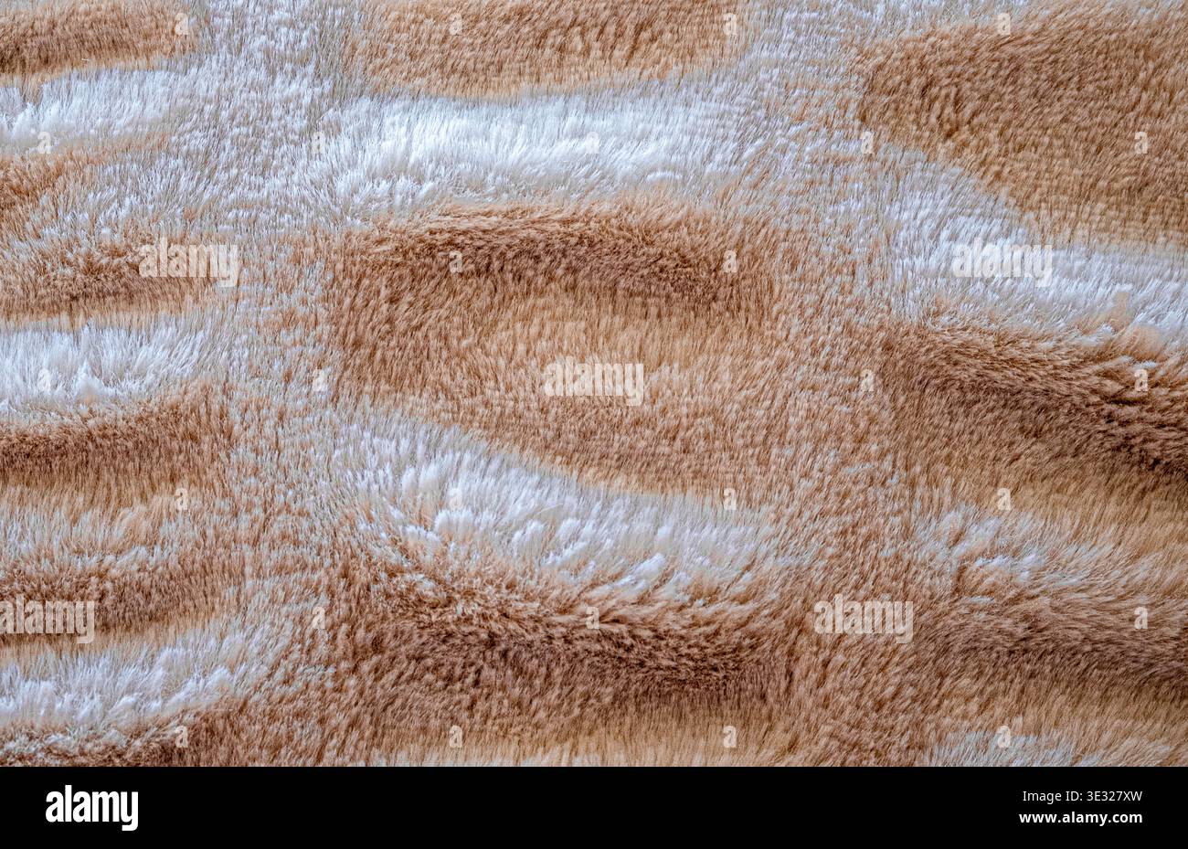 Nahaufnahme einer weichen, zotteligen Stoffoberfläche mit abstraktem Muster und erhöhten und vertieften Bereichen. Stockfoto