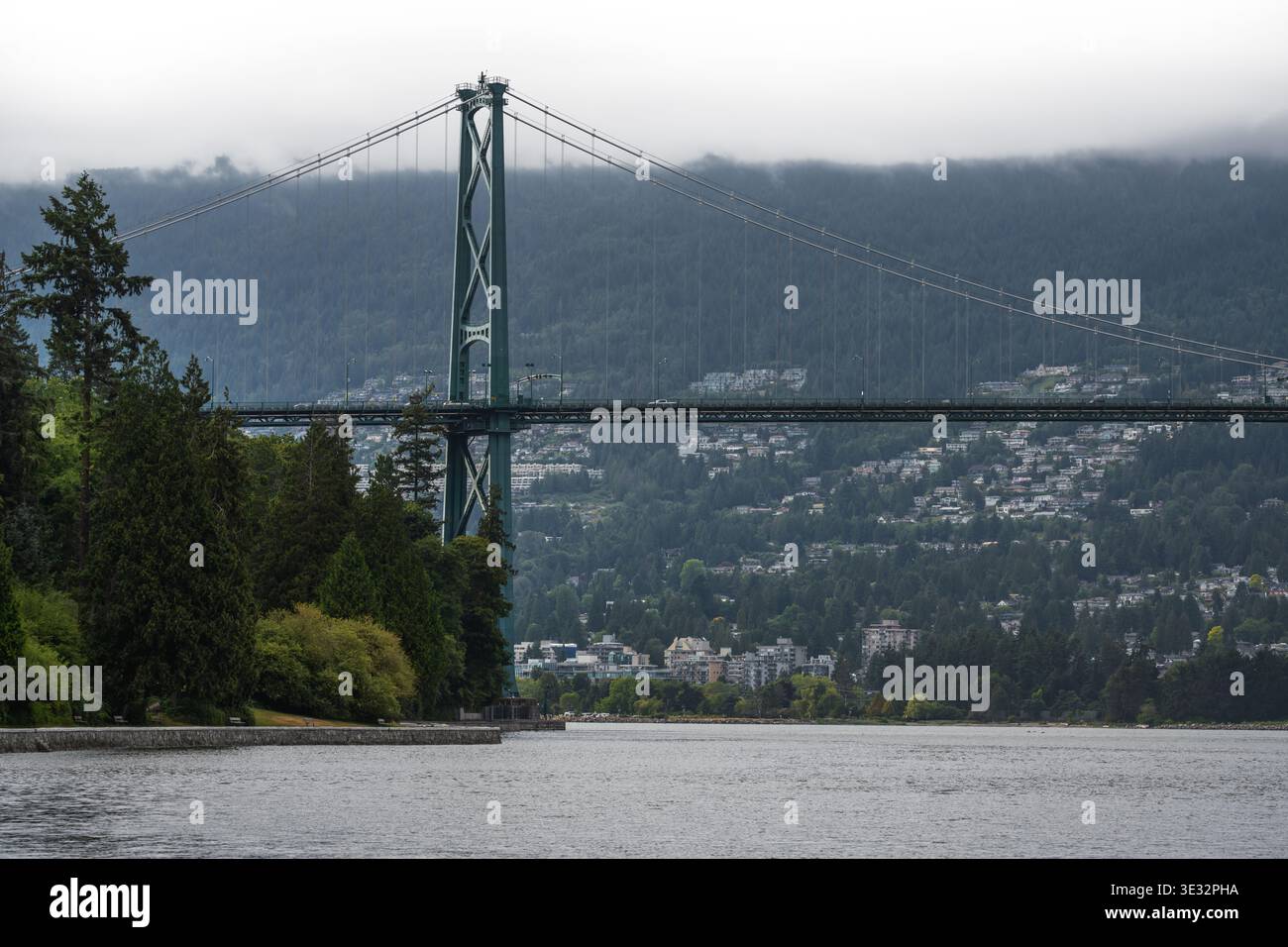 Lions Gate Bridge und Stanley Park an einem nebeligen Tag - Vancouver, British Columbia, Kanada Stockfoto