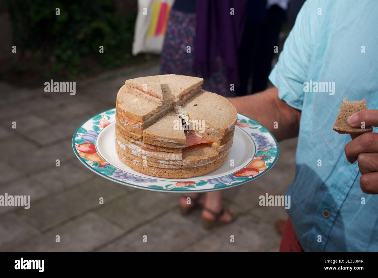 Eine französische Schmerzüberraschung, die auf einer Party in der Bretagne herumgereicht wird Stockfoto