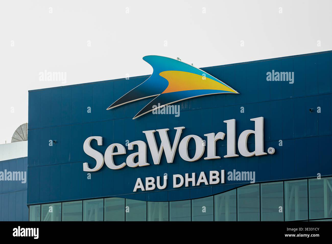 Abu Dhabi VAE 8. Februar 2026: Das SeaWorld Abu Dhabi Logo markiert den maritimen Park auf Yas Island und besticht durch ein modernes, welleninspiriertes Design Stockfoto