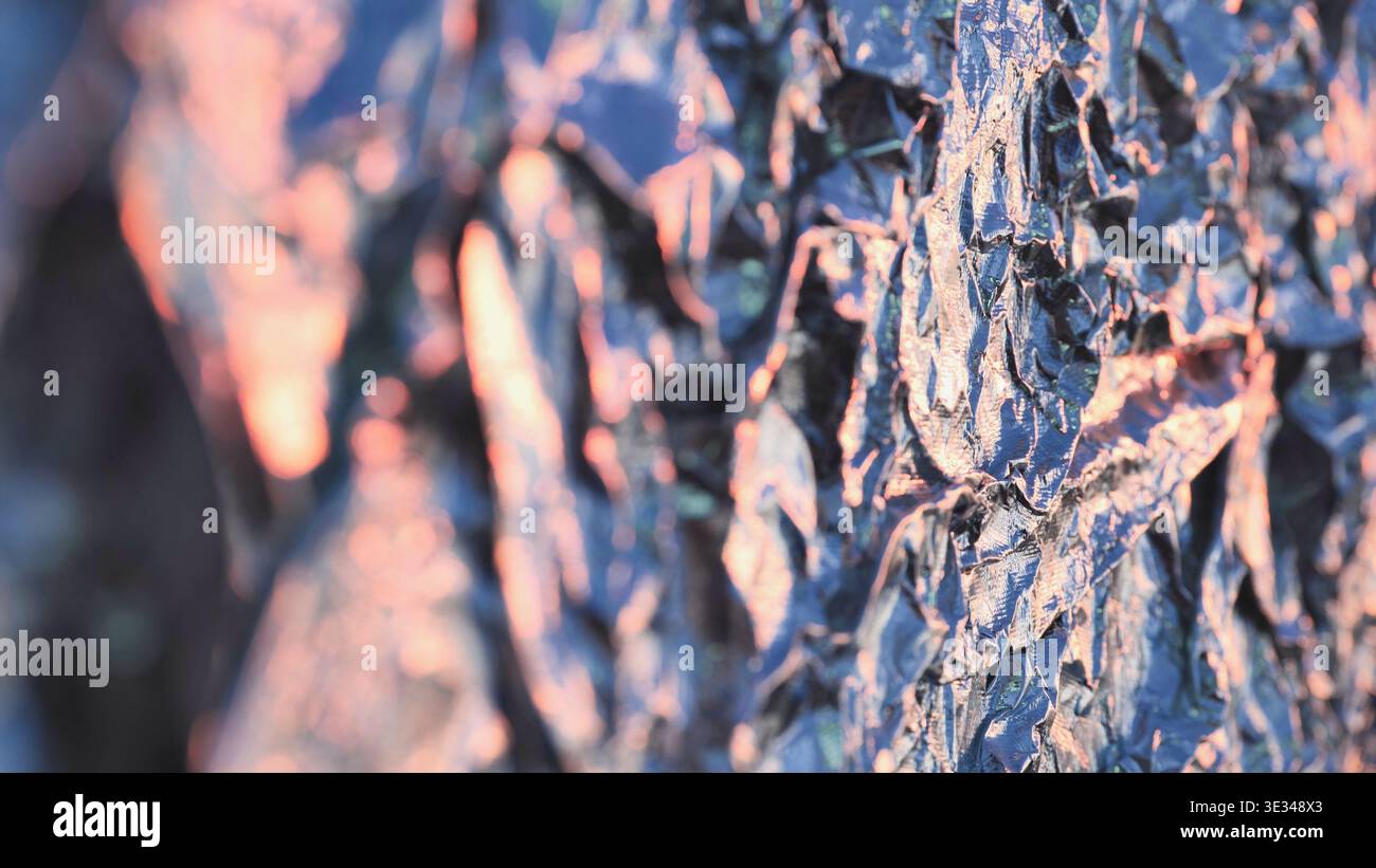 Abstrakter Hintergrund mit einer rauen zerknitterten Textur mit Licht und Schatten Stockfoto