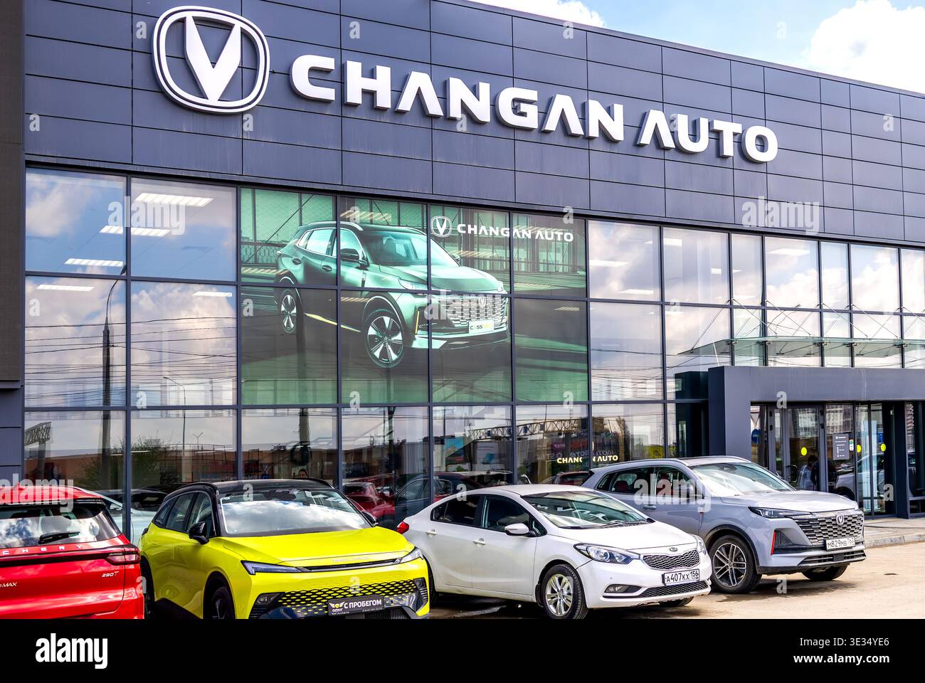 Samara, Russland - 26. April 2024: Autohaus einer chinesischen Marke Changan Auto. Offizielles Händlerschild von Changan Auto an der Wand des Bürobuils Stockfoto