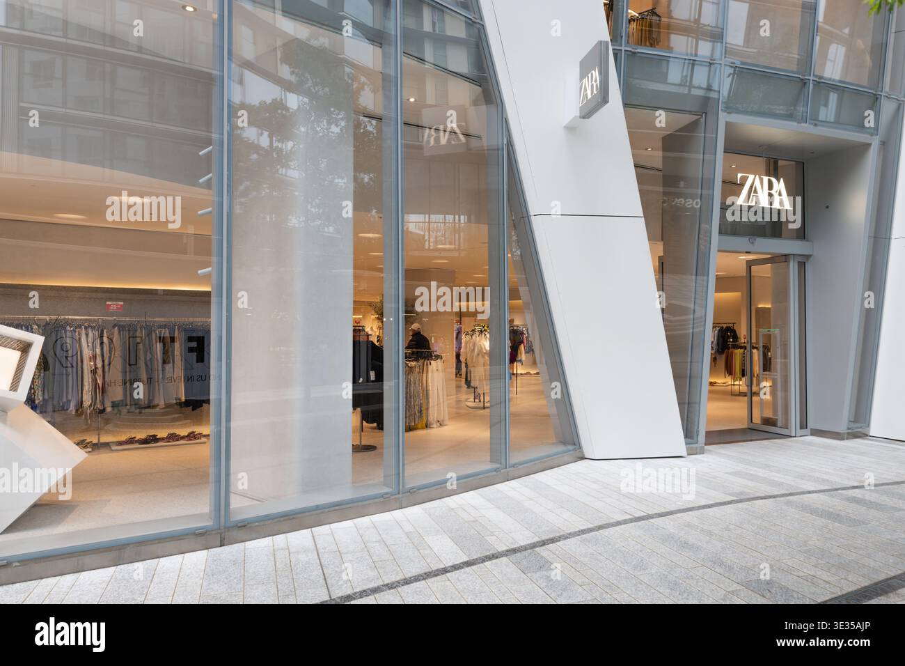 Eintritt zu einem modernen Zara Fashion Store in der Stadt. London, UK, 4. Juli 2023 Stockfoto