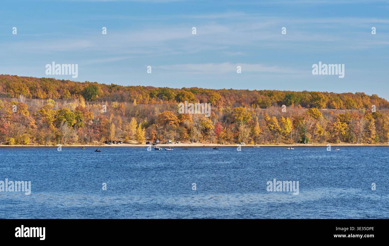 Herbstlandschaft des Wolga-Flusses mit Booten und Küste, Russland Stockfoto
